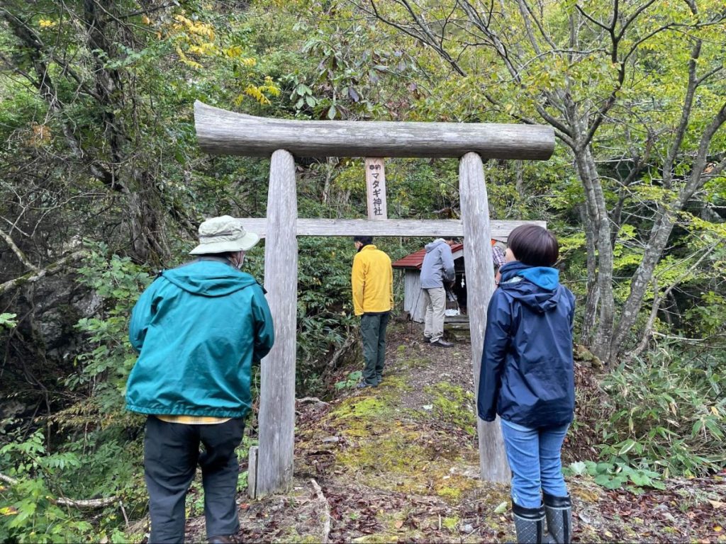 (写真② マタギ神社)