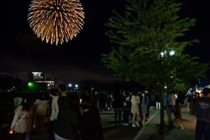 丸子川ナイトマーケットの会場から見る花火