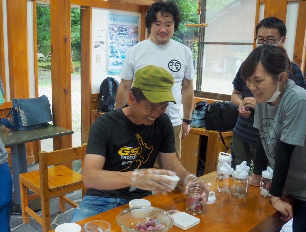 幻の梅 露茜で梅シロップ作り