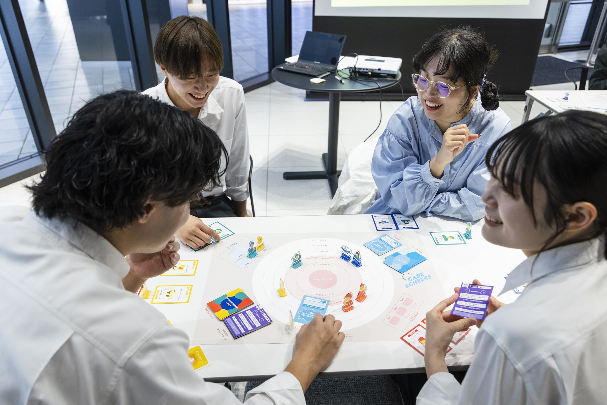 ボードゲーム「CARE & CHEERS(ケアチア)」を囲む参加者たち
